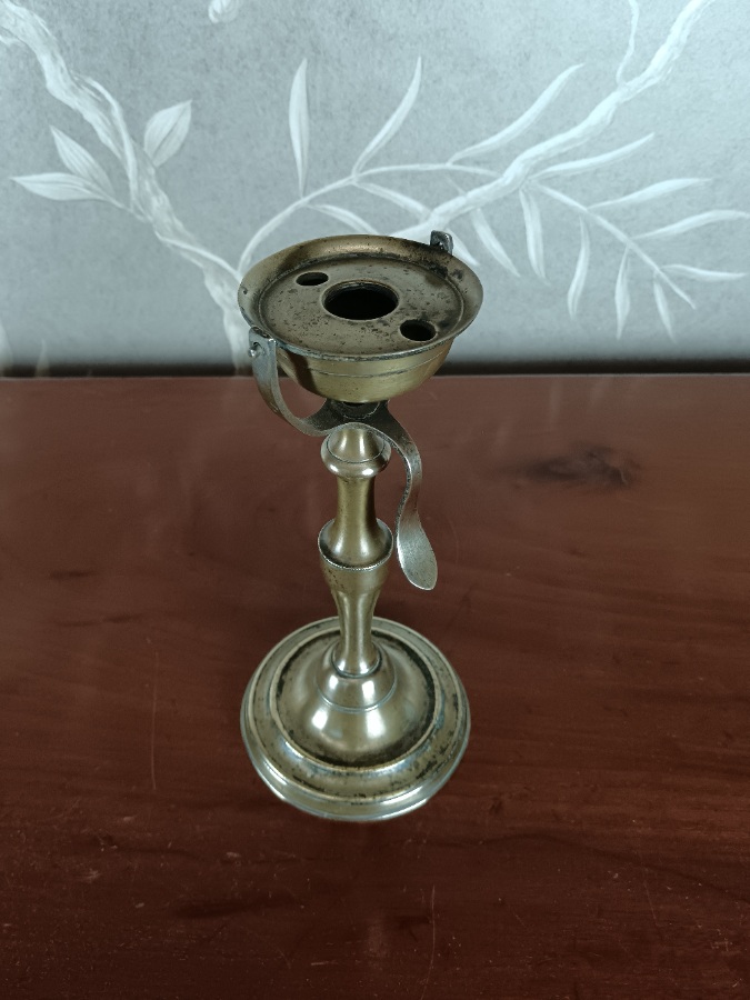  antique brass oil lamp with a gimbaled (swiveling) bowl (1).jpg
